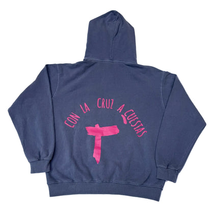 Con la cruz a cuestas hoodie azul y rosa