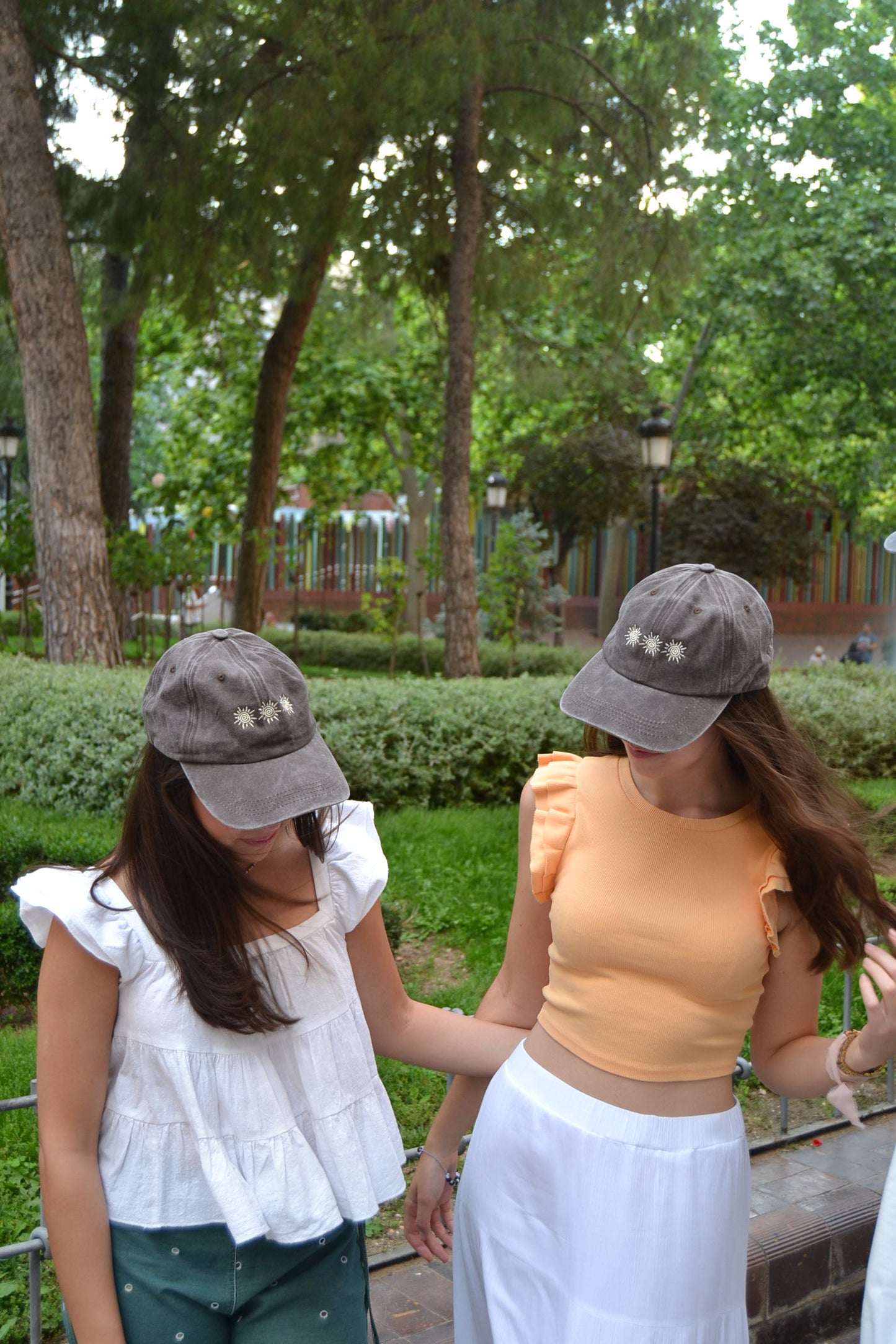 GORRA SER LUZ MARRÓN