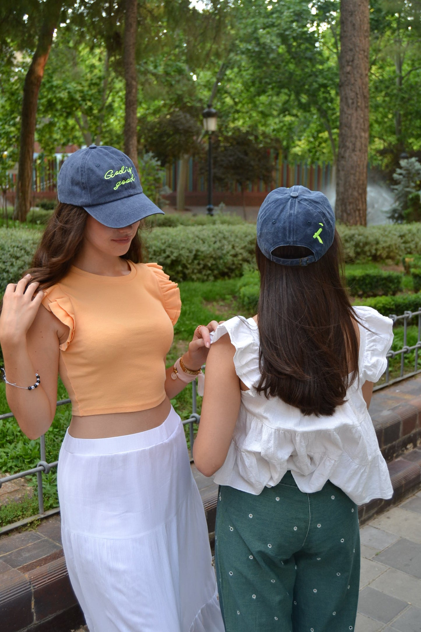 GORRA GOD IS GOOD AZUL