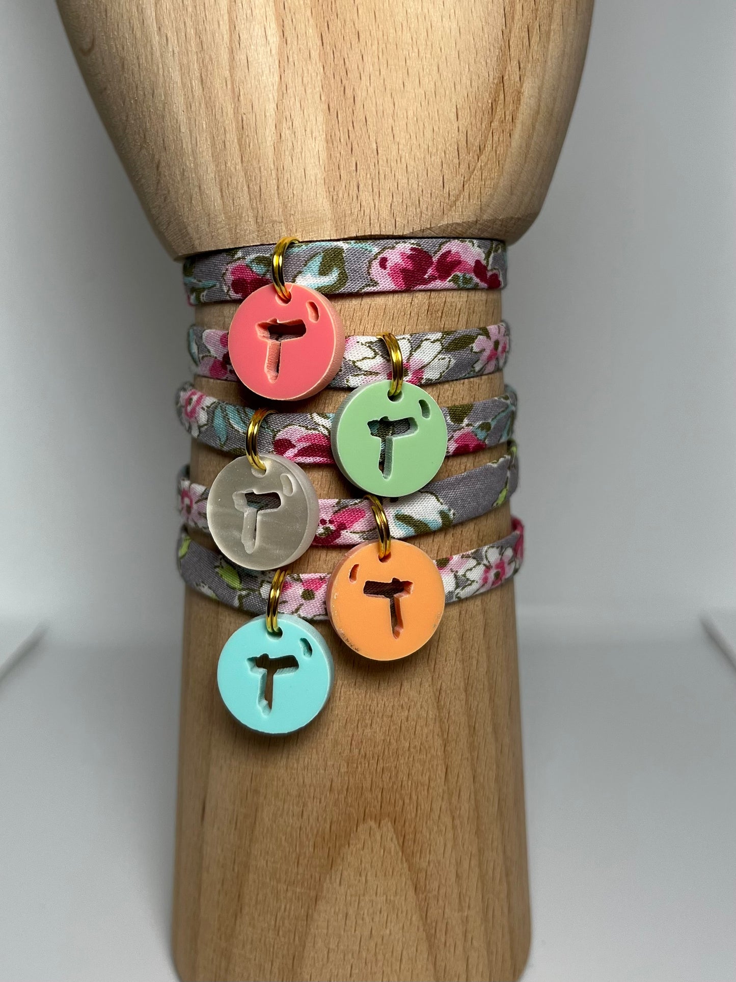 Pulsera cinta gris flores