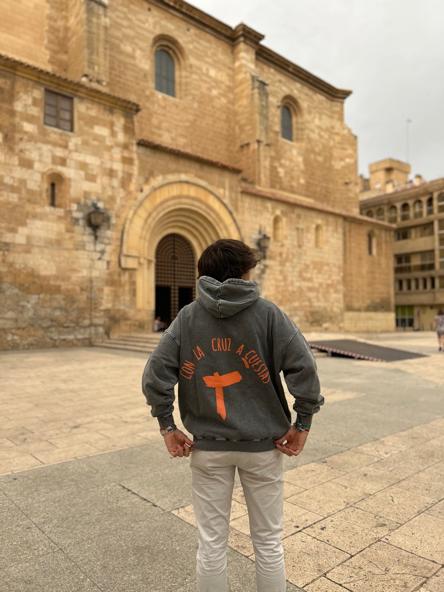 CON LA CRUZ A CUESTAS HOODIE
