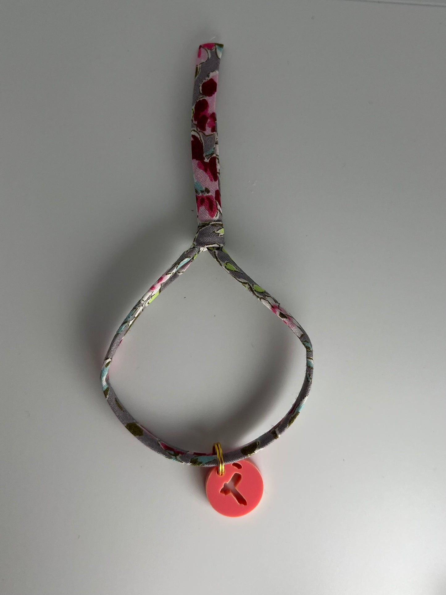 Pulsera cinta gris flores