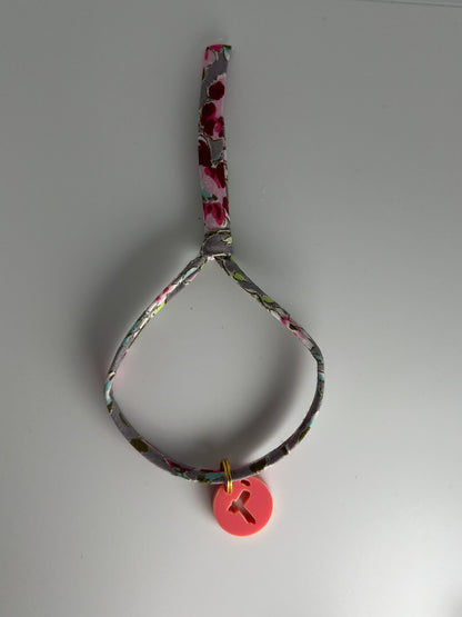 Pulsera cinta gris flores