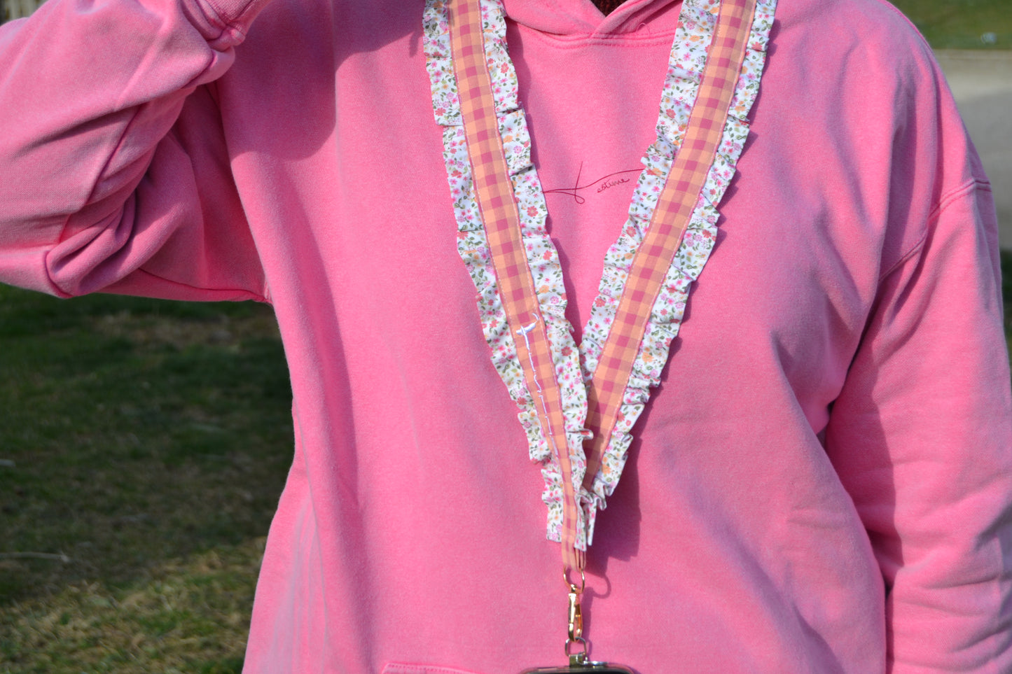 Cuelga móvil volantes anaranjado